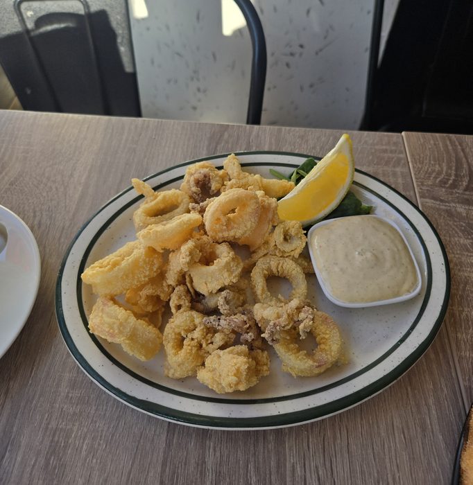 Fried calamari with lemon